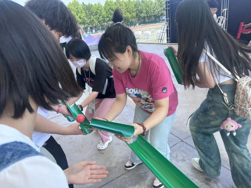 新傳媒與藝術(shù)學(xué)院“春芽”團(tuán)隊(duì)協(xié)作盛宴:在 游戲中凝聚力量，共繪團(tuán)結(jié)新篇章