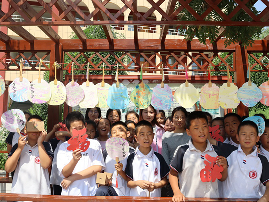 【華禹教育網(wǎng)】西安科技大學(xué)高新學(xué)院“三下鄉(xiāng)”：漆扇課堂添彩橫山九小假期 產(chǎn)教融合助力鄉(xiāng)村美育發(fā)展