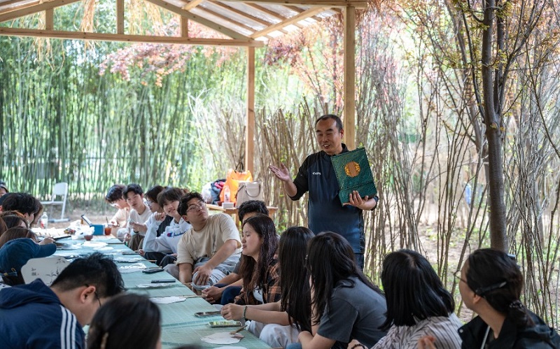 【華商網(wǎng)】西安科技大學(xué)高新學(xué)院“三下鄉(xiāng)”：漆扇課堂添彩橫山九小假期 產(chǎn)教融合助力鄉(xiāng)村美育發(fā)展