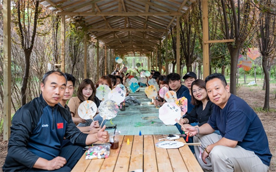 【中國教育在線網(wǎng)】西安科技大學(xué)高新學(xué)院“三下鄉(xiāng)”：漆扇課堂添彩橫山九小假期 產(chǎn)教融合助力鄉(xiāng)村美育發(fā)展